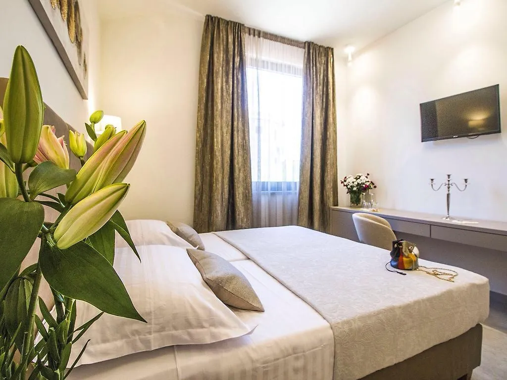 Luxury Rooms Pino Split 4*,